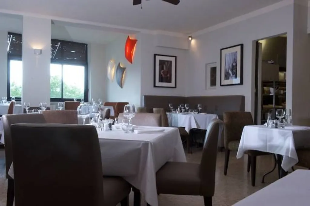 Le restaurant La Véranda à Menerbes décoré par Sacha Houant 