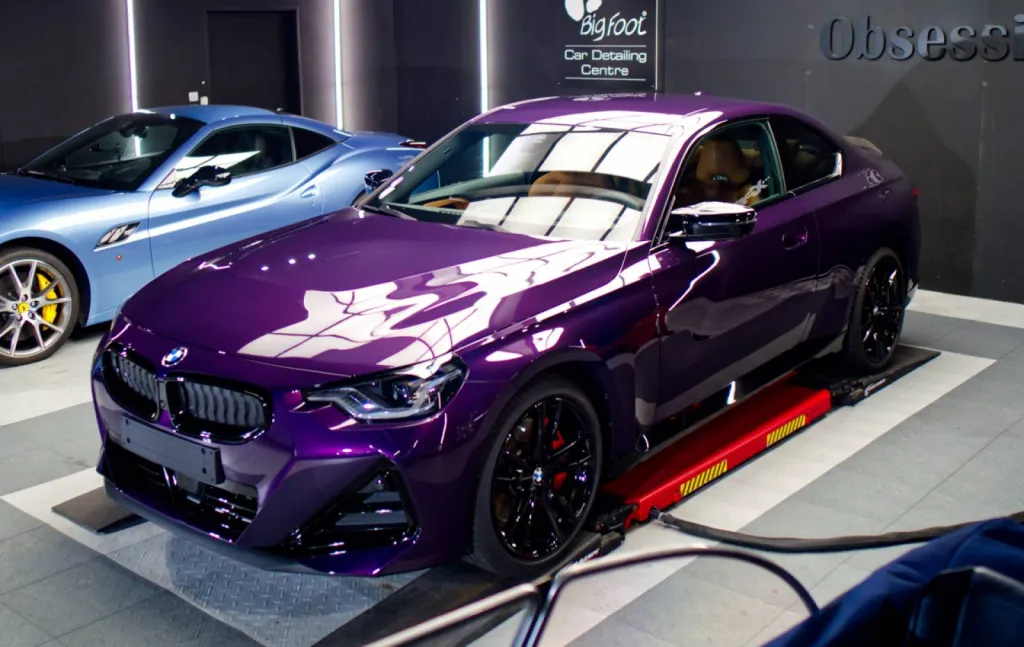 Cette BMW Série 2 bénéficie d’un film de protection PPF XPEL intégral, appliqué avec précision par Gloss Obsession pour une finition impeccable et une protection optimale.