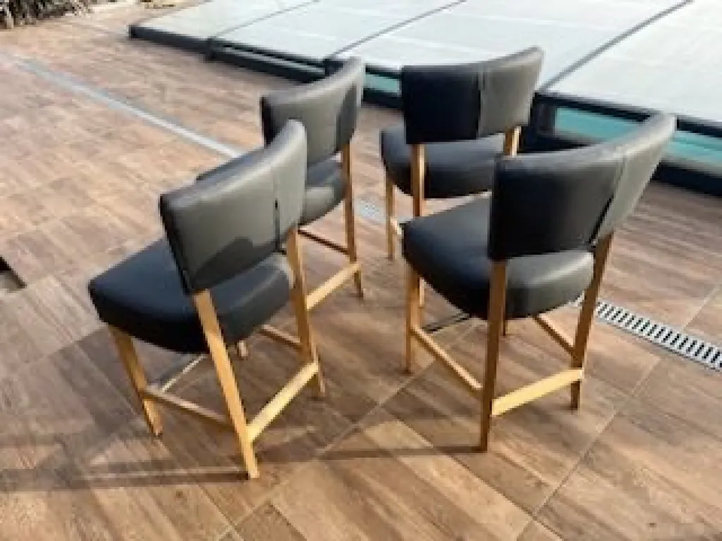 Quel tissu pour recouvrir des tabourets de bar à Saint Quentin de Baron ?