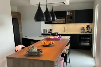 Réalisation complète d'une cuisine noire mat et effet bois à L'Isle Jourdain dans le Gers