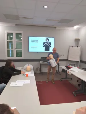 formation sauveteur secouriste du travail sst réalisée au sein d’une entreprise à Saint-Cyr-sur-Mer dans le var