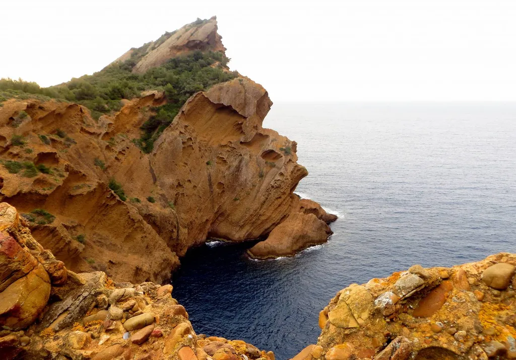 Escalade et plongée Anse du Cannier l’Eden Boat : visiteurs explorant les eaux cristallines et les falaises naturelles de l’Anse du Cannier avec l’Eden Boat.