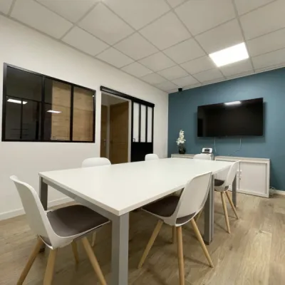 Aménagement sur-mesure d’une agence d’aide à domicile, par l’Atelier D. architecte d’intérieur à Bordeaux.