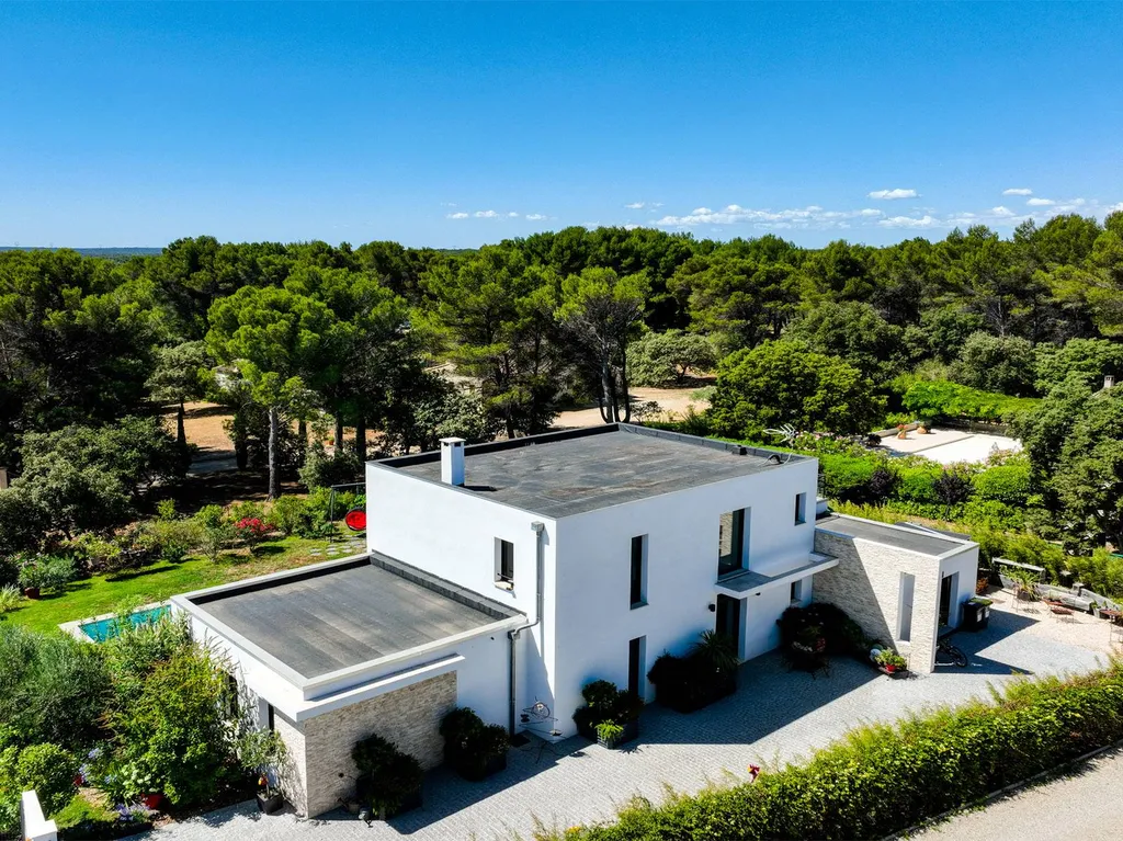 Construction d'une maison contemporaine en toiture terrasse sur la commune de Lambesc dans les Bouches du Rhône