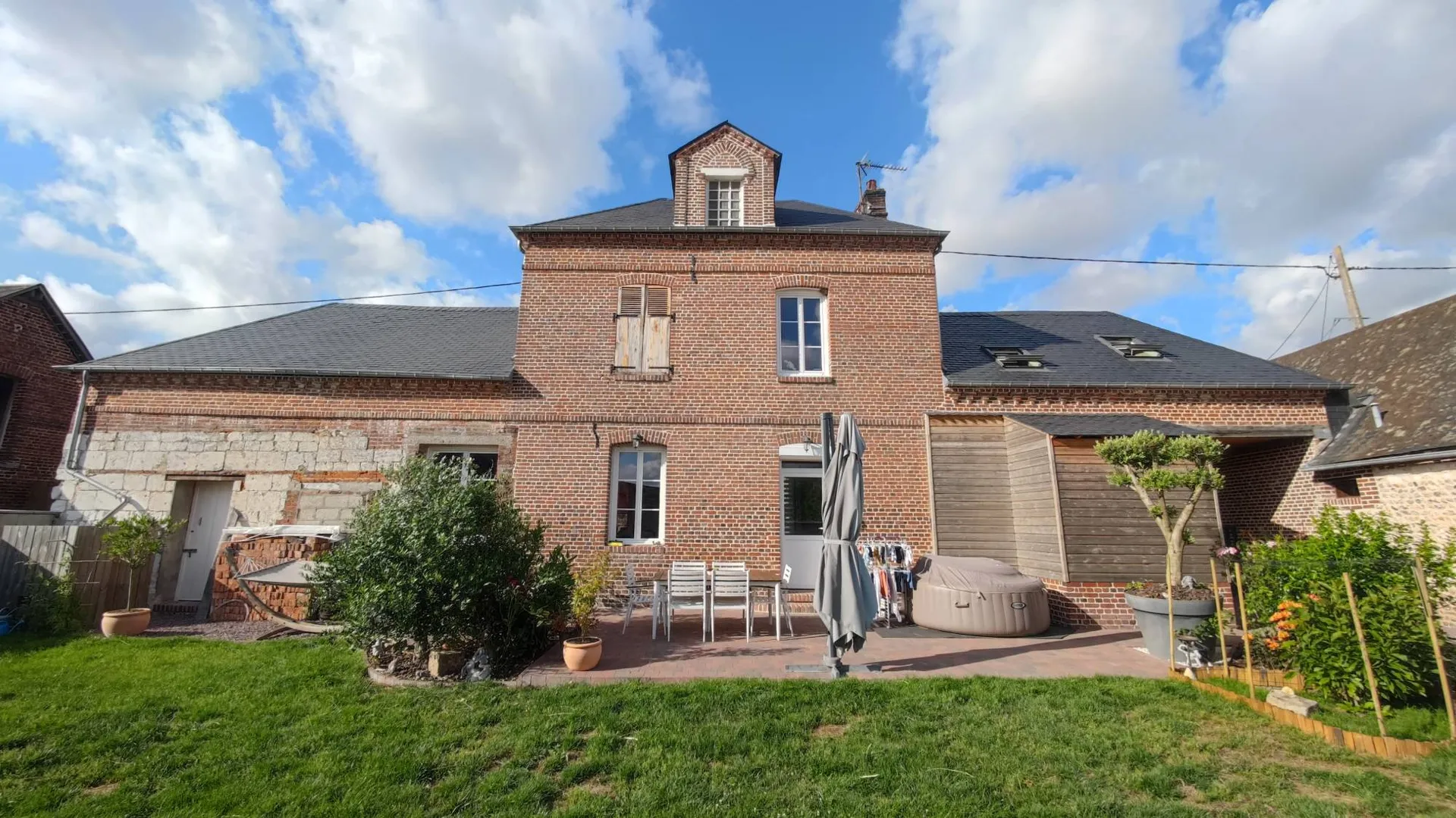 Maison de caractère entièrement rénovée de 147 m² avec jardin, située à 30 minutes de la mer de Dieppe, en Seine-Maritime (76)