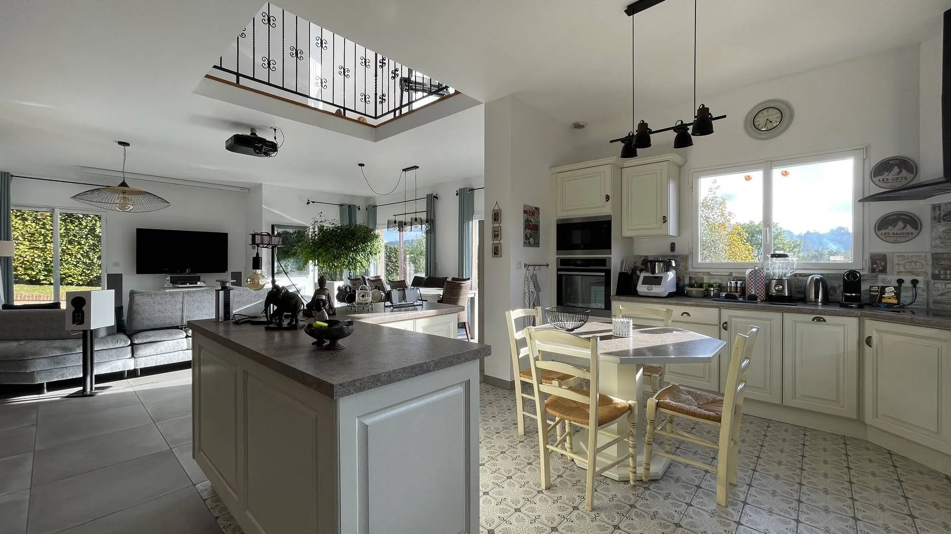 Maison d’architecte de 168.93 m², située à proximité de la commune d'envermeu et de ses commerces, sur son terrain de 2 500 m², Seine Maritime, 76