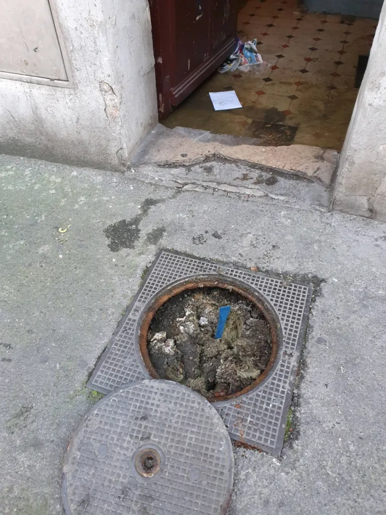 Débouchage d'un siphon disconnecteur ( regard plein ) pour un syndic de copropriété à Marseille 13003.