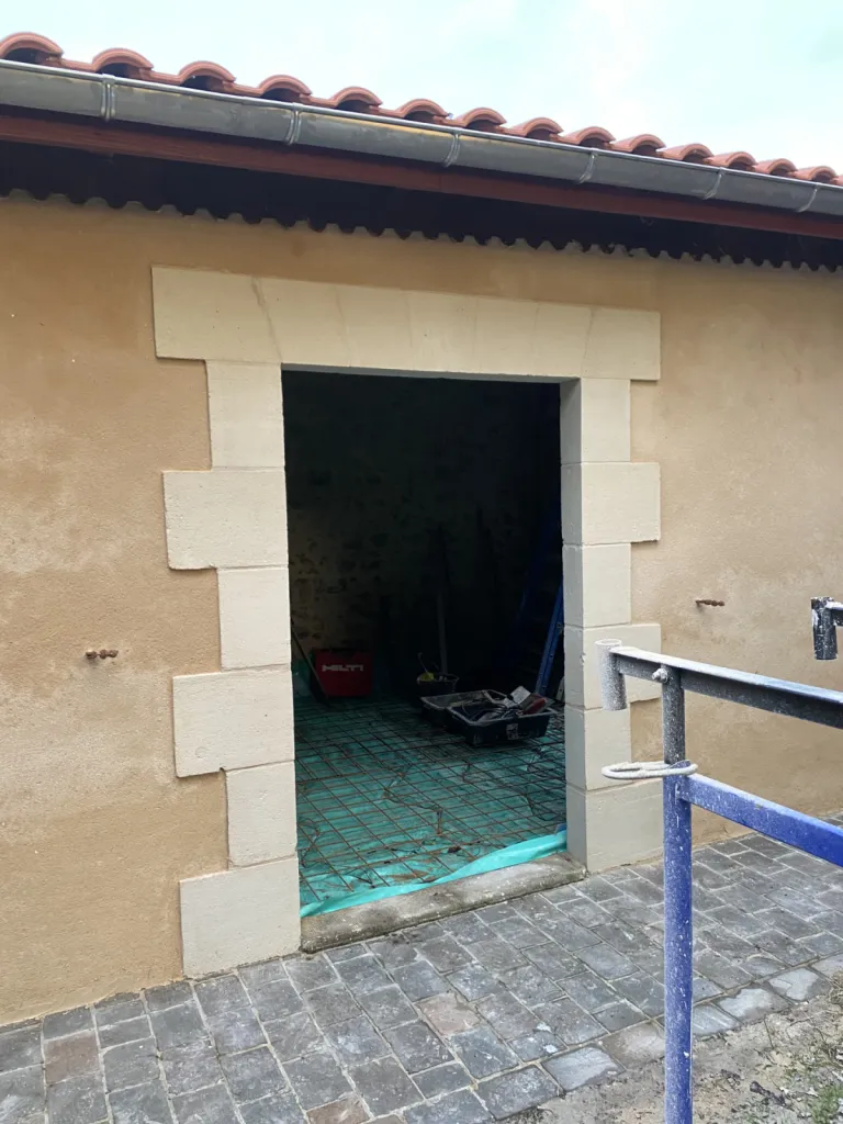 Rénovation avec reprise de linteau en pierre et plate-bande sur bâti ancien à Gujan-Mestras
