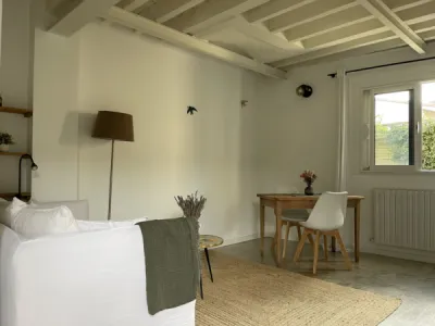 Studio lumineux et accueillant issu d’une ancienne cuisine, par l'Atelier D, architecte d'intérieur à Bordeaux