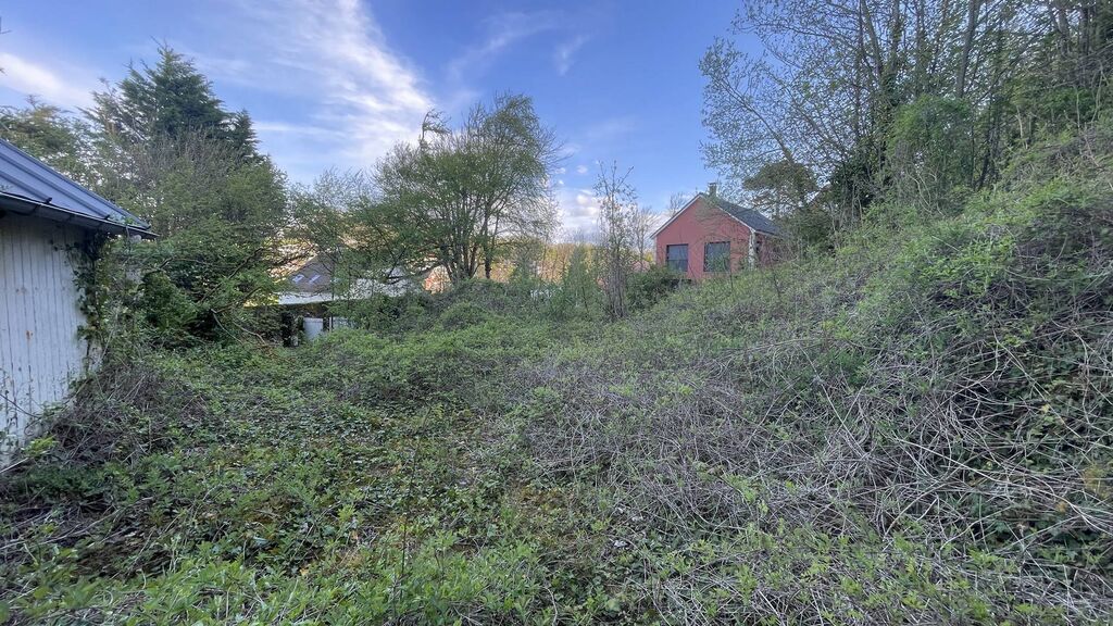 À vendre en Normandie : Terrain bord de mer : Parcelle viabilisée en bordure de route, avec certificat d’urbanisme positif.