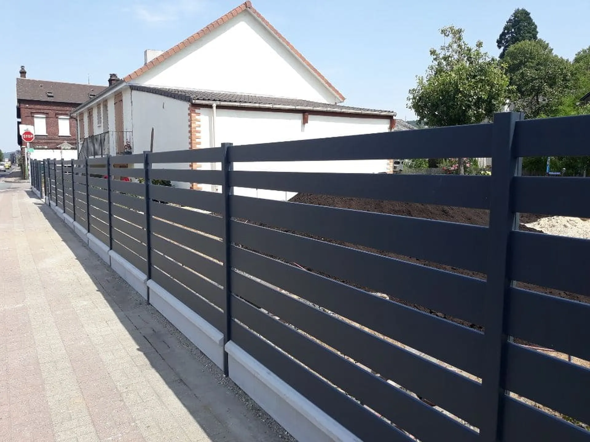 Installation de Clôture en aluminium thermolaquée, Brise-vue occultants et Aménagements de limites de propriété à Deauville dans le Calvados 14 et sur la Côte Fleurie