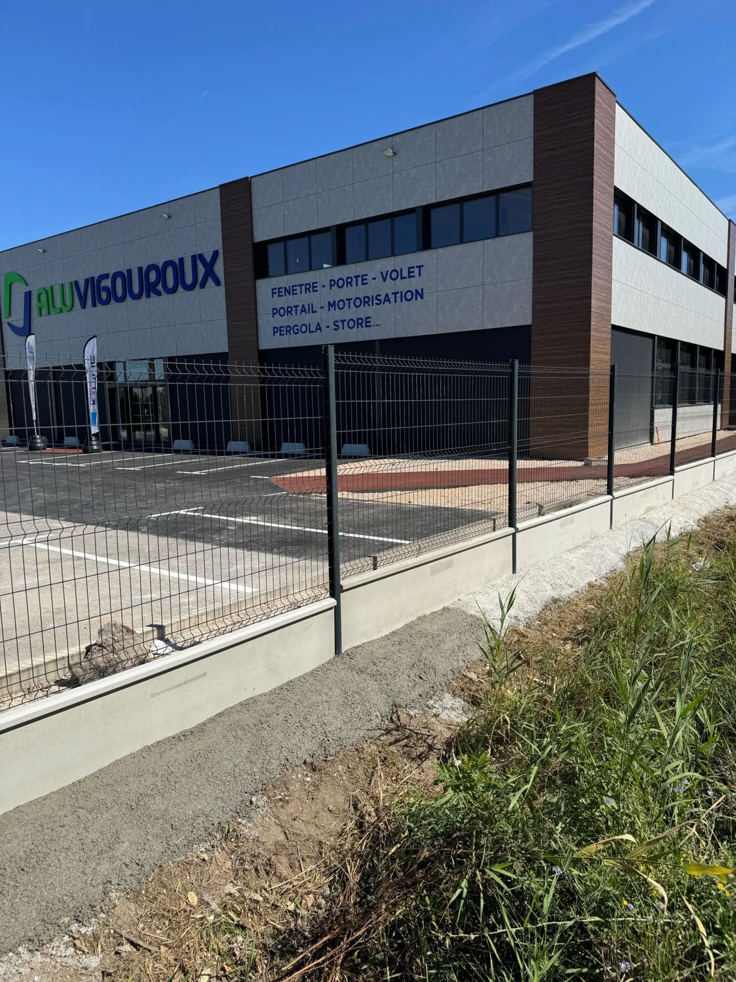 Réalisation d'une clôture en panneaux soudés avec soubassement béton pour entreprise à Marignane