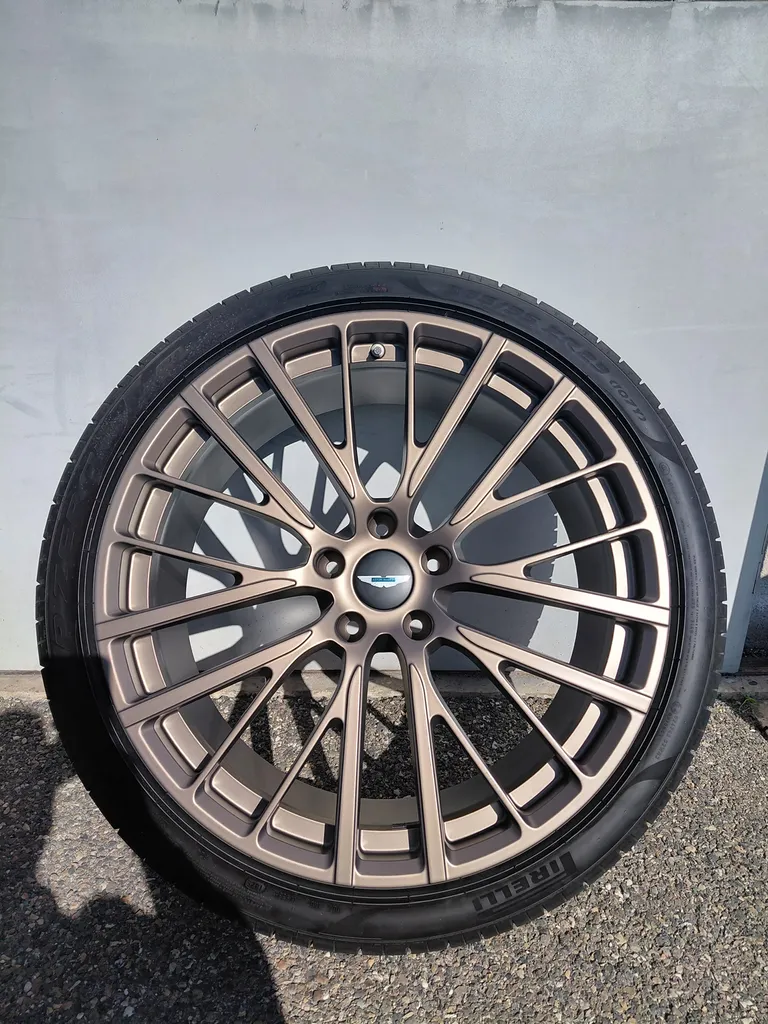 Personnalisation de 4 jantes 
Aston Martin DBX 707 / Rhône 