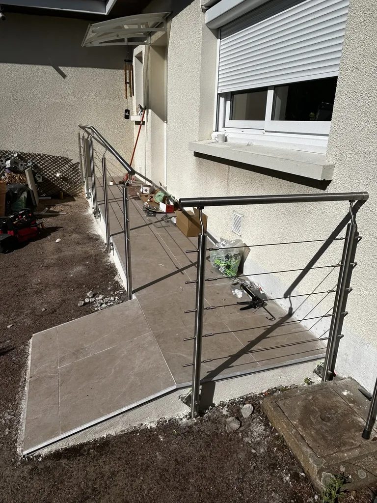 Rampe d’accès PMR avec garde-corps pour sécuriser l’accès à la maison à Belleville-en-Beaujolais