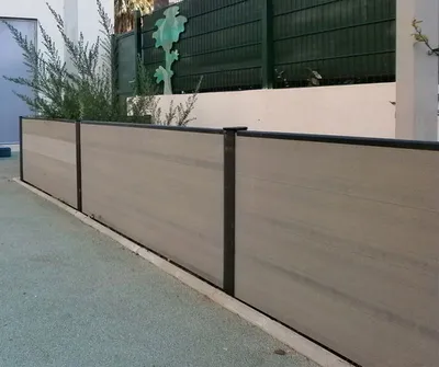 Clôture en lattes composites