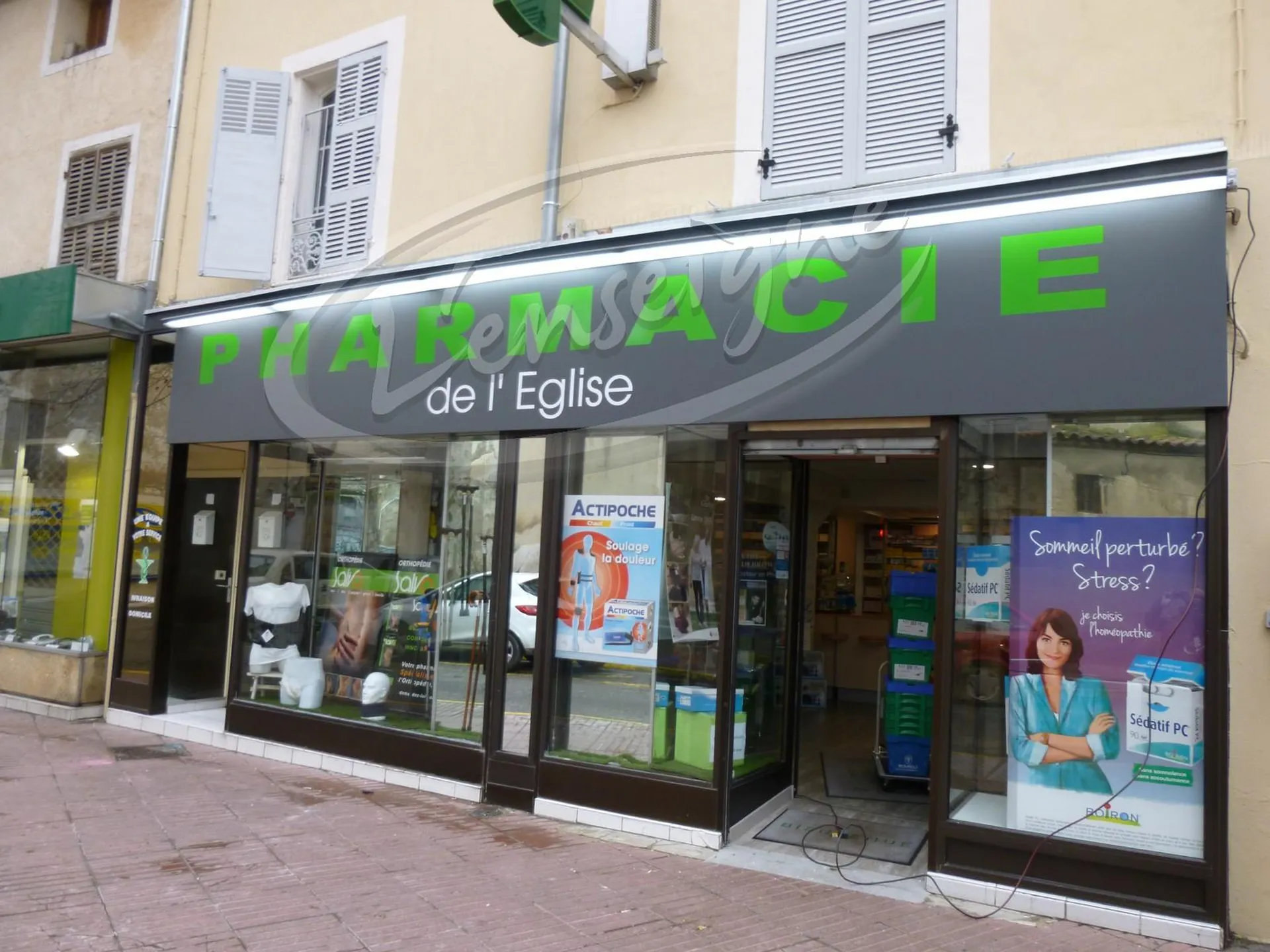devanture de pharmacie istres