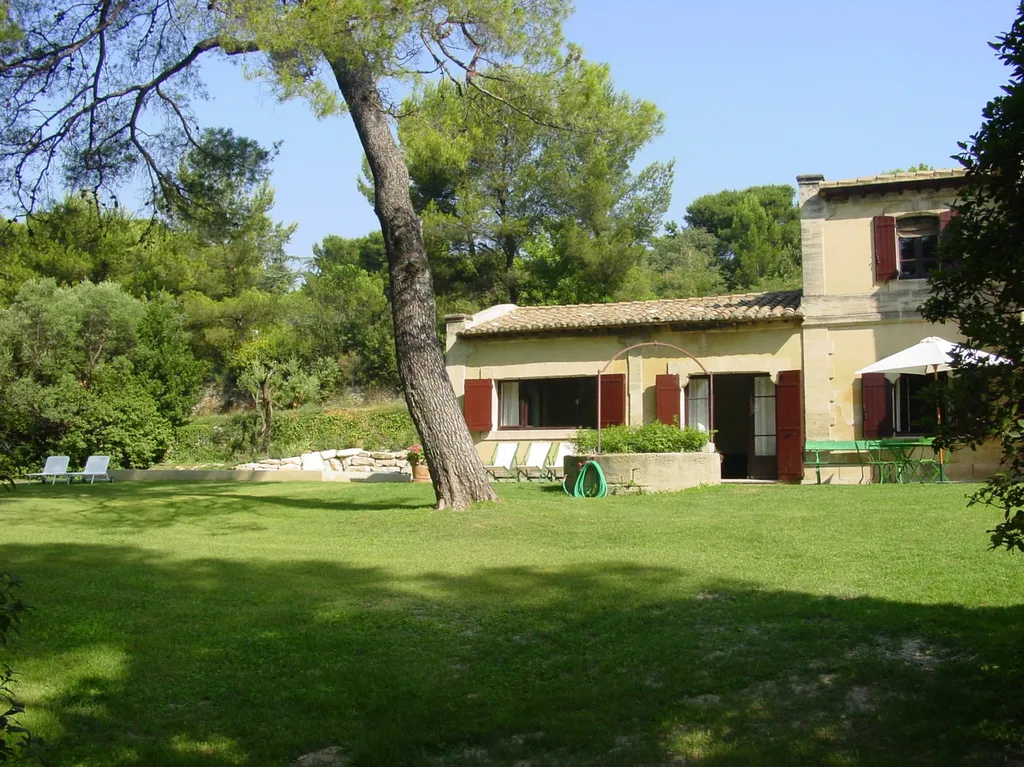 Proche de Villeneuve-lès-Avignon,   maison ancienne au charme Provençal avec piscine et tennis