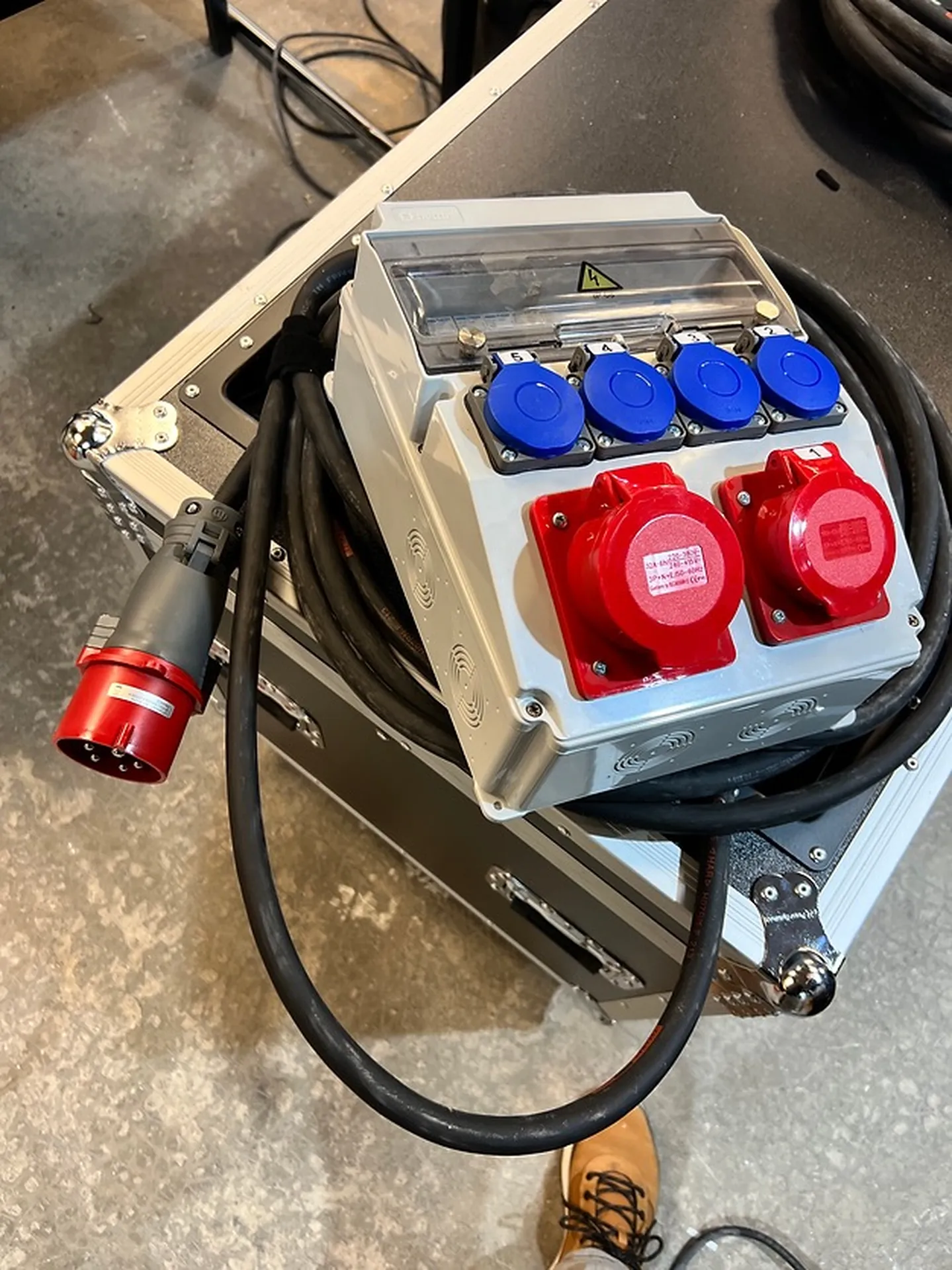 COFFRET ELECTRIQUE 32A TRI VERS 1X 32A TRI + 1X16ATRI+ 4 PC 16A MONO