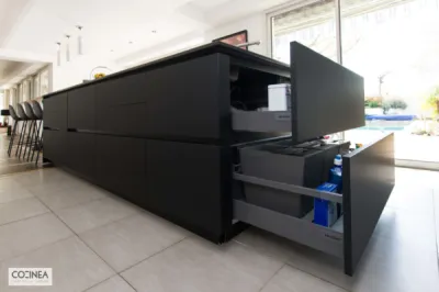 Cuisine ARMONY noire mate avec plan Dekton Sirius à Muret