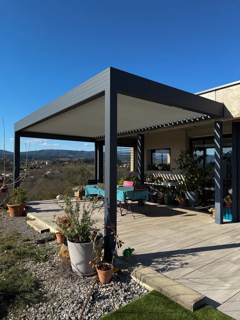 Pergola bioclimatique à lames orientables faite sur mesure en aluminium pour confort extérieur à Lablachère en Ardèche