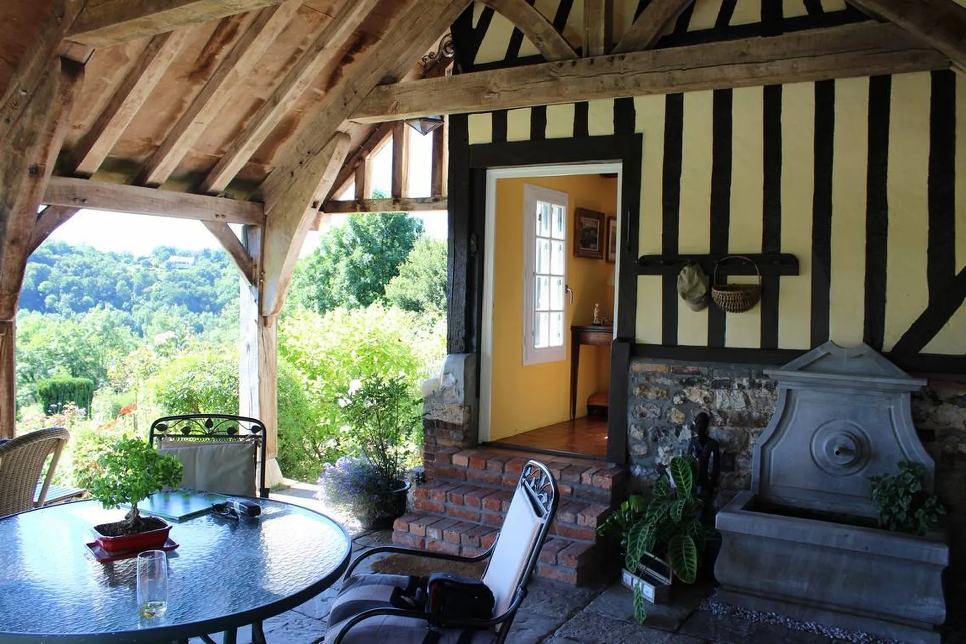 Terres et Demeures de Normandie vous invite à venir visiter cette propriété avec piscine Calvados 14