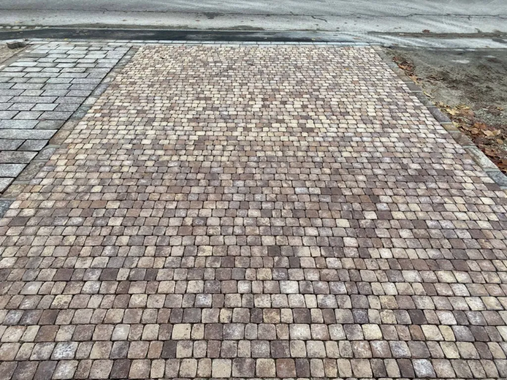 Pose de pavé en pierre naturelle et béton pour une cour de maison à Strasbourg CLK 