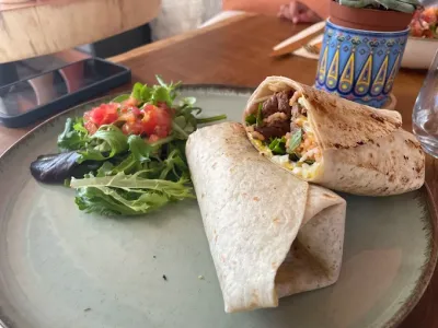 Tacos maison et spécialités mexicaines dans un restaurant animé à Nice avec formule du midi rapide et ambiance musicale