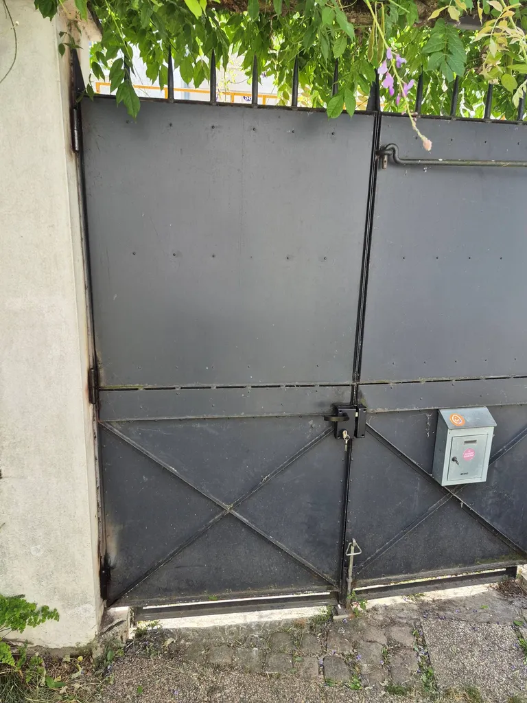 Préserver et optimiser : un portail métallique restauré avec soin à Bordeaux !