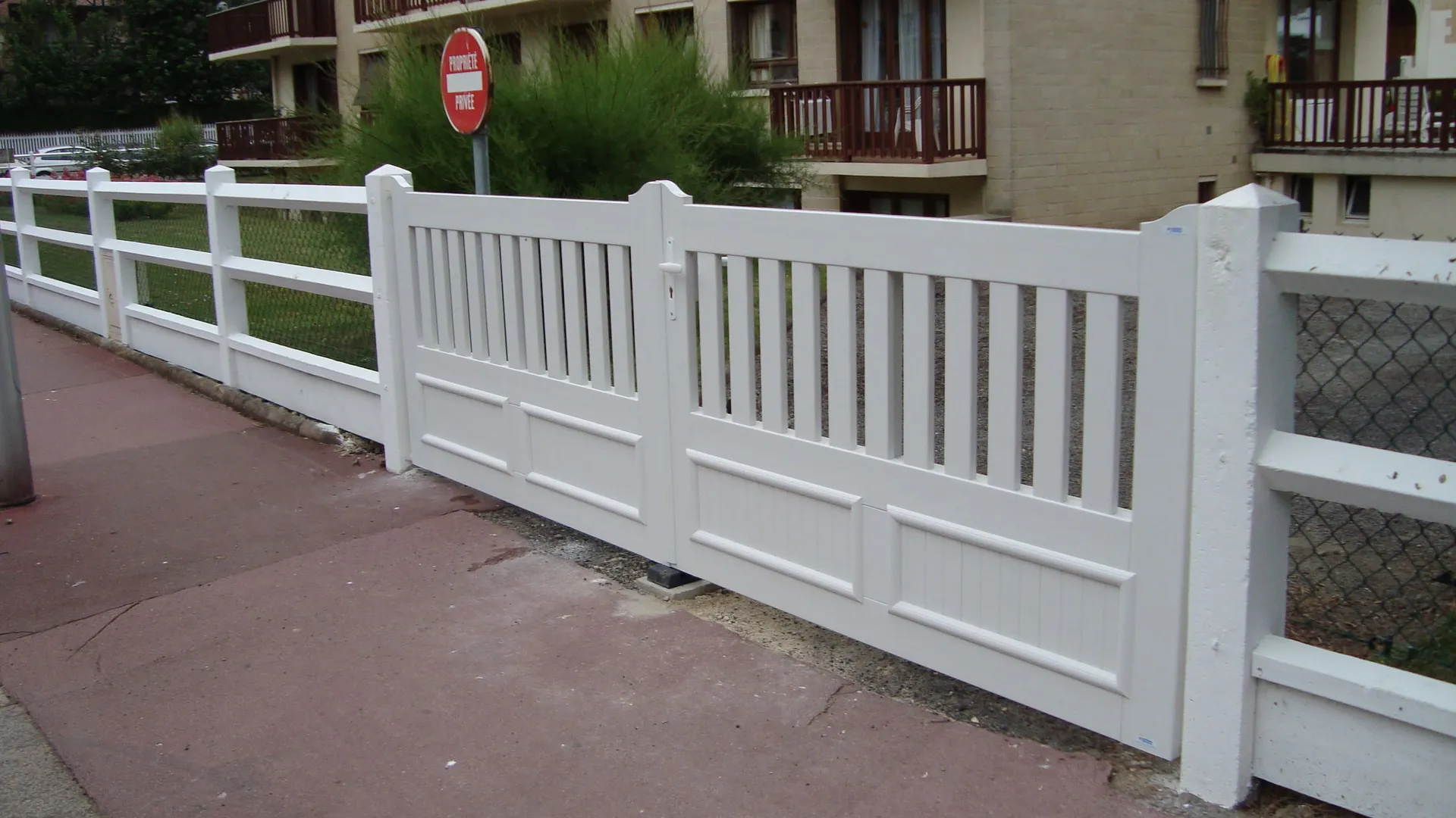 Installation de Portail PVC Battant Classique, Modèle Personnalisable Sans Entretien à Pont-l’Évêque dans le Calvados 14 et Saint-André-d'Hébertot