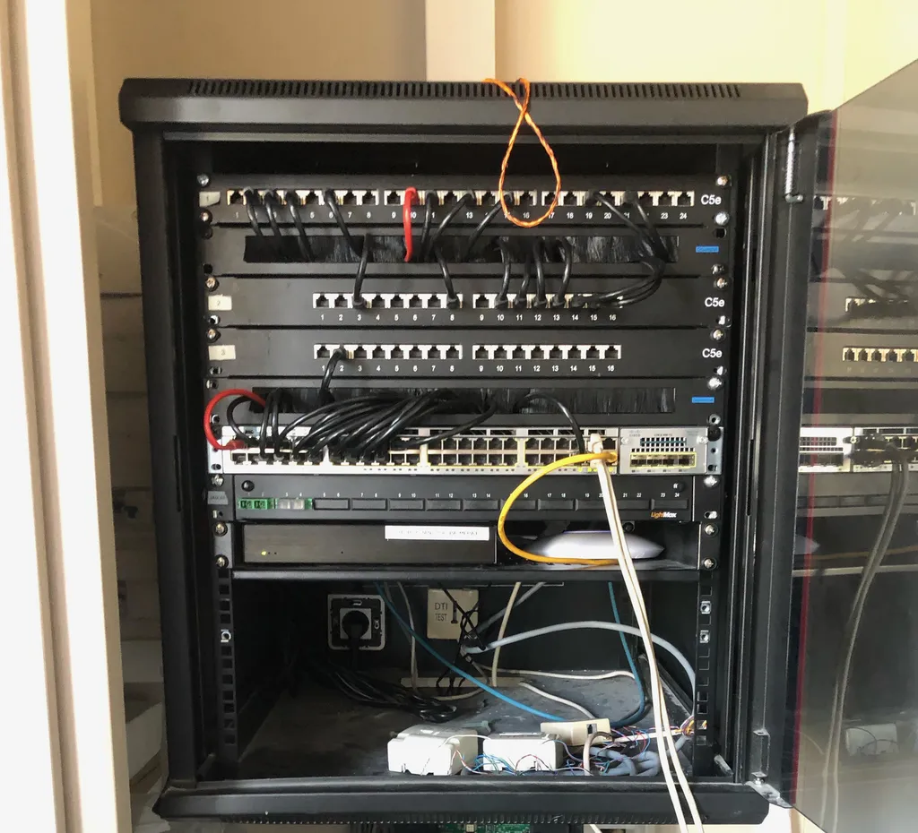 Installation et maintenance de réseaux VDI à Aix-en-Provence : Câblage RJ45 haute performance, brassage de baies informatiques et optimisation de votre infrastructure numérique.