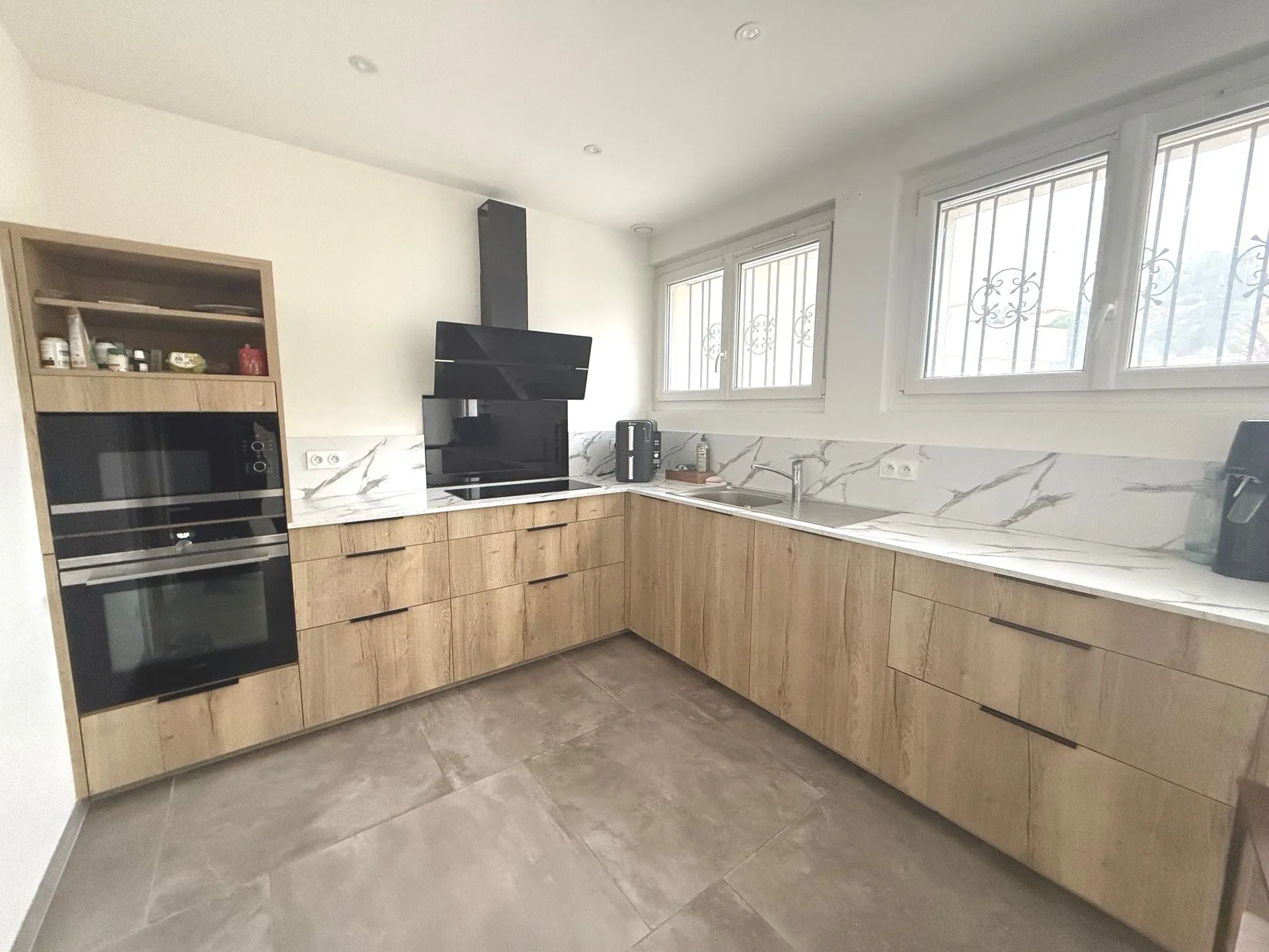 A vendre dans l'hyper centre de Carnoux en Provence villa rénovée T6 