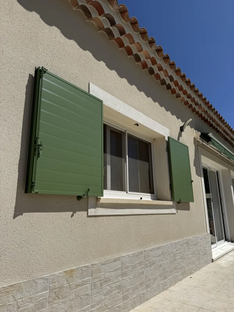 Pose de volets battants sur mesure en rénovation