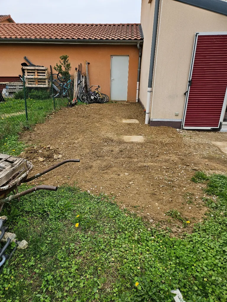 Terrassement au tour de une maison, pose d'une étanchéité avec delta MS et solin pour éviter les problèmes de remonter capillaire sur la commune de Mions près de Lyon 
