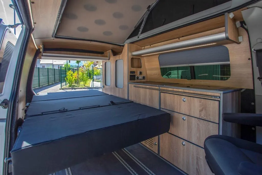 Aménagement intérieur d'un Van VW T6 Court à Annecy : transformation de van compact sur-mesure en Haute-Savoie