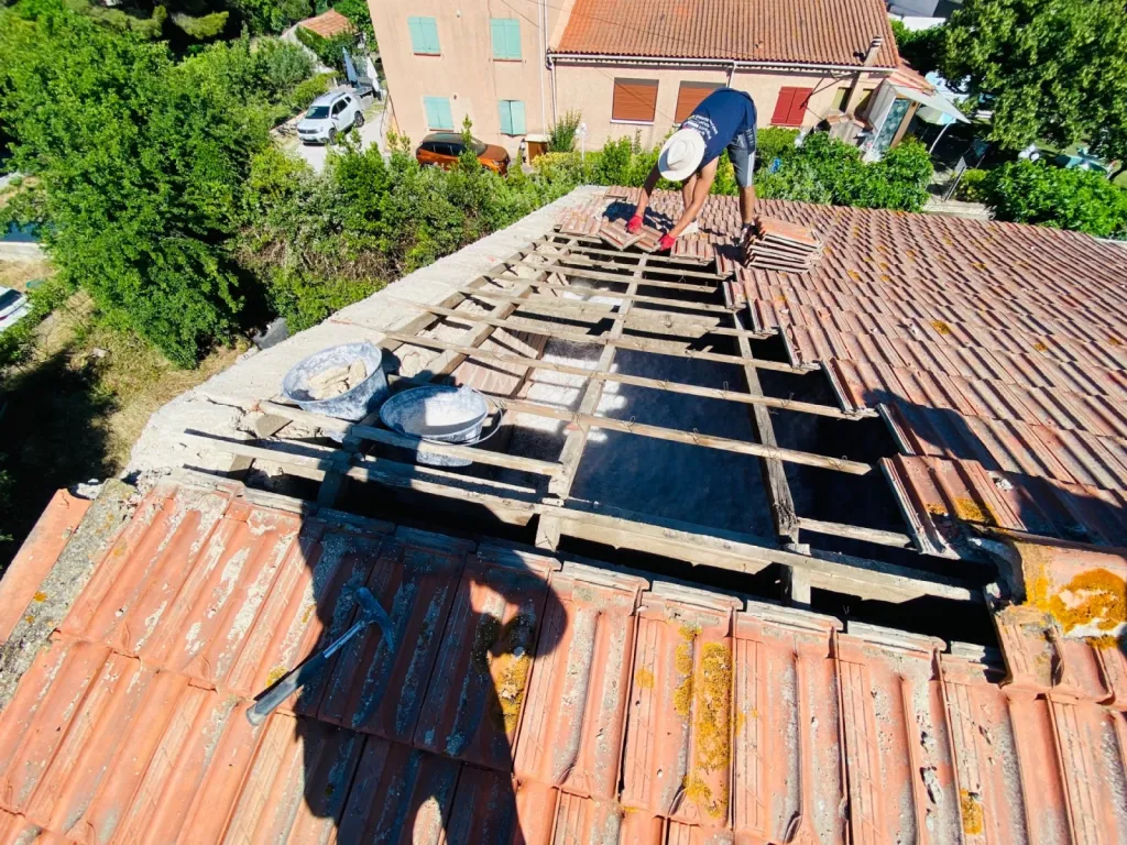 Remplacement d’une toiture de maison en tuiles Mécaniques Abeilles sur Aix en Provence