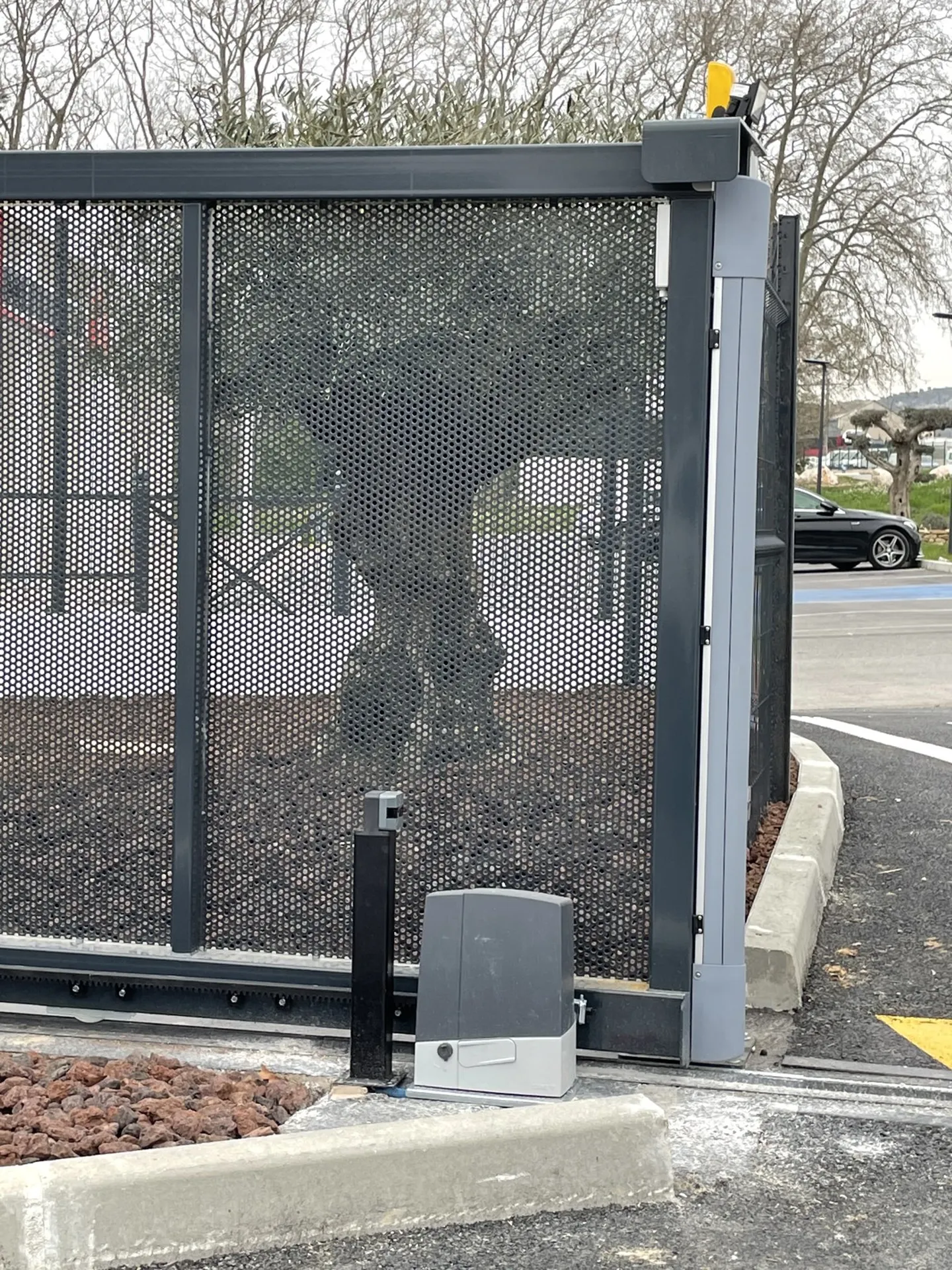 Fermeture et aménagement extérieur pour des locaux commerciaux à Gignac La Nerthe