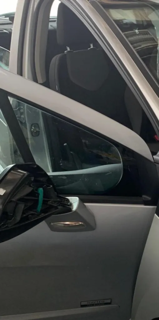 Déflecteur cassé sur Peugeot 308 ? Remplacement rapide avec franchise offerte chez Speed Glass à Marseille 13011, sans frais d’avance