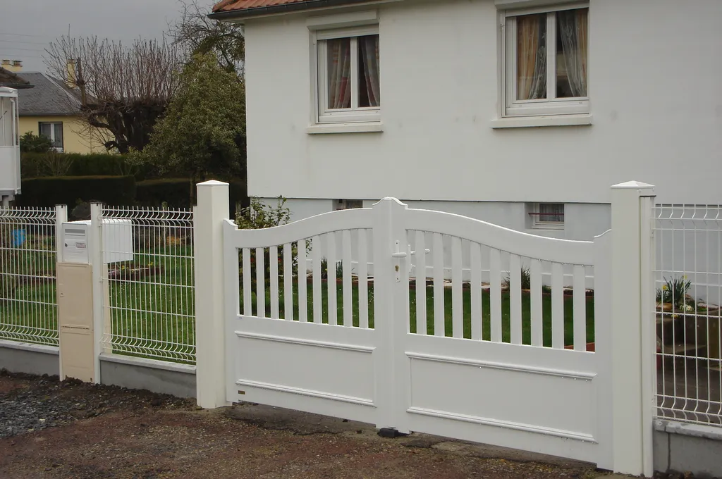 Installation de Portail Motorisé en PVC à 2 Battants pour Particuliers à Grand Quevilly et son Agglomération en Seine-Maritime 76