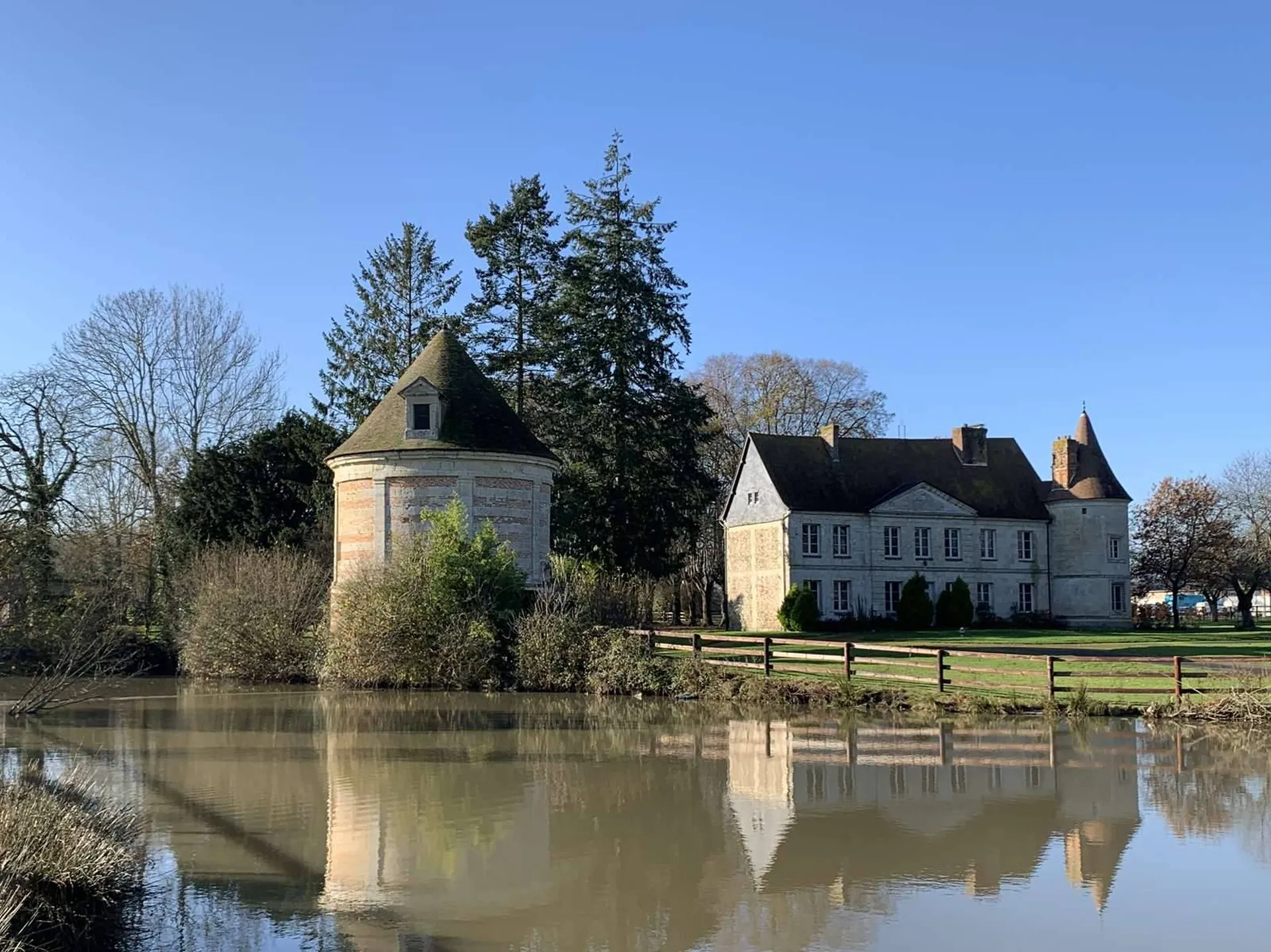 Visite, PAYS d’AUGE du CALVADOS : Château en pierres des XV et XVIII siècles entre LISIEUX (14100) et ORBEC (14290)