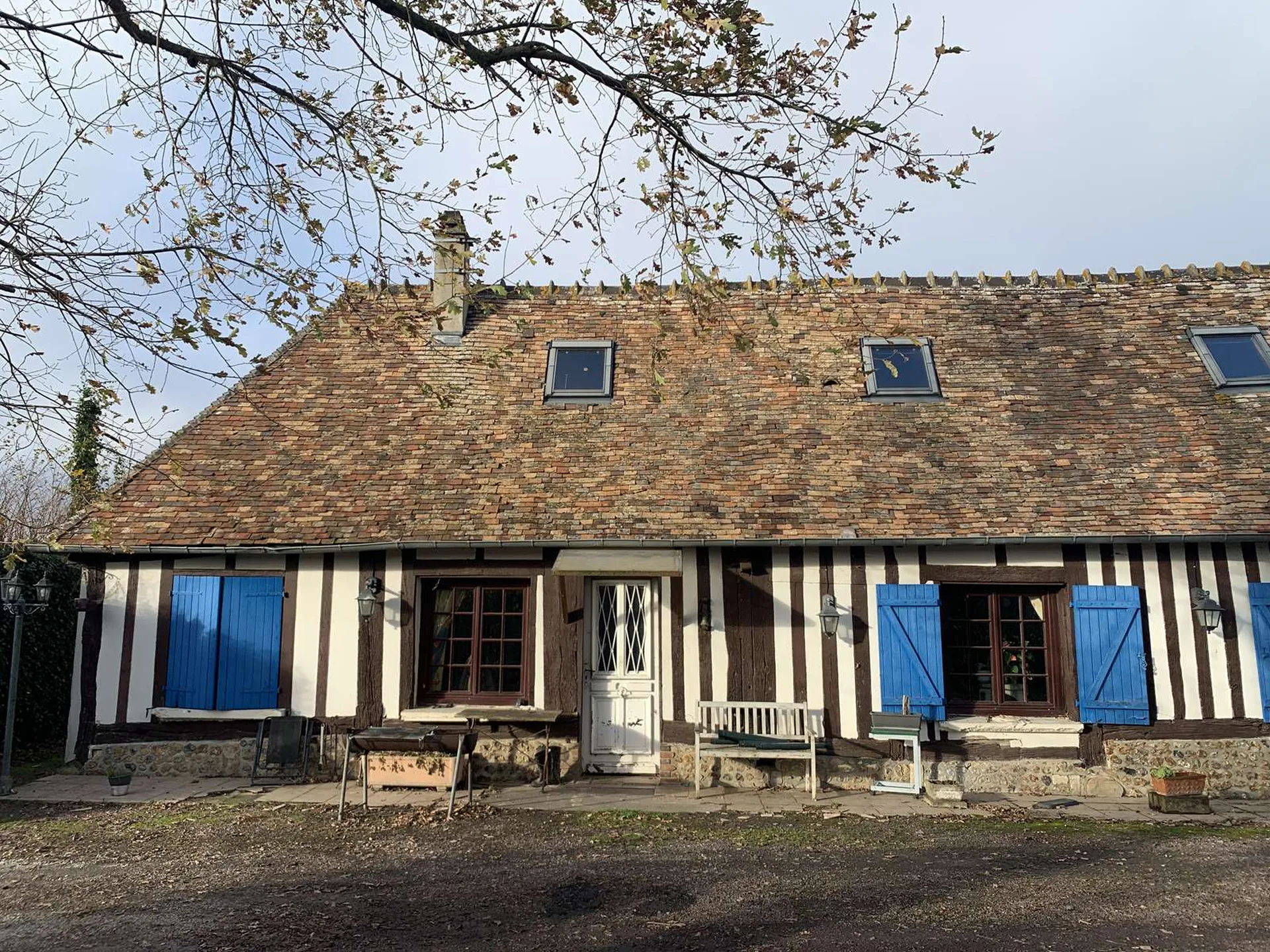 A VENDRE - En NORMANDIE, département de l'EURE, à proximité de BEAUMESNIL, une propriété équestre avec 12 ha 40 a