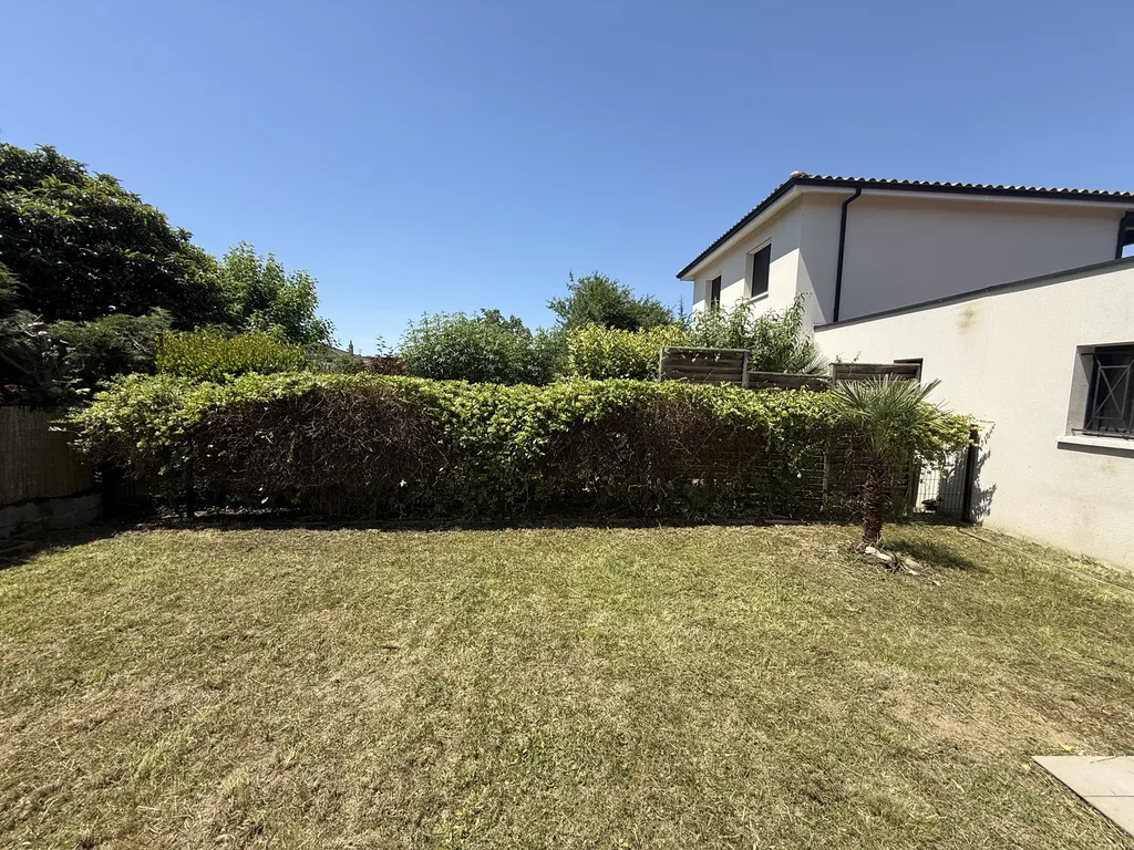 Remise en état complète d’un jardin avec tonte et taille de haies à Balma proche de Toulouse avant remise en location