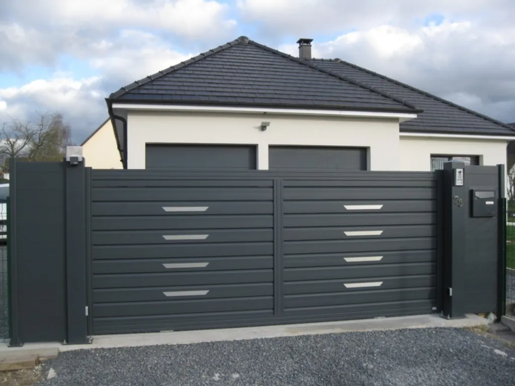 Installation de portail coulissant Alu motorisé en Seine Maritime