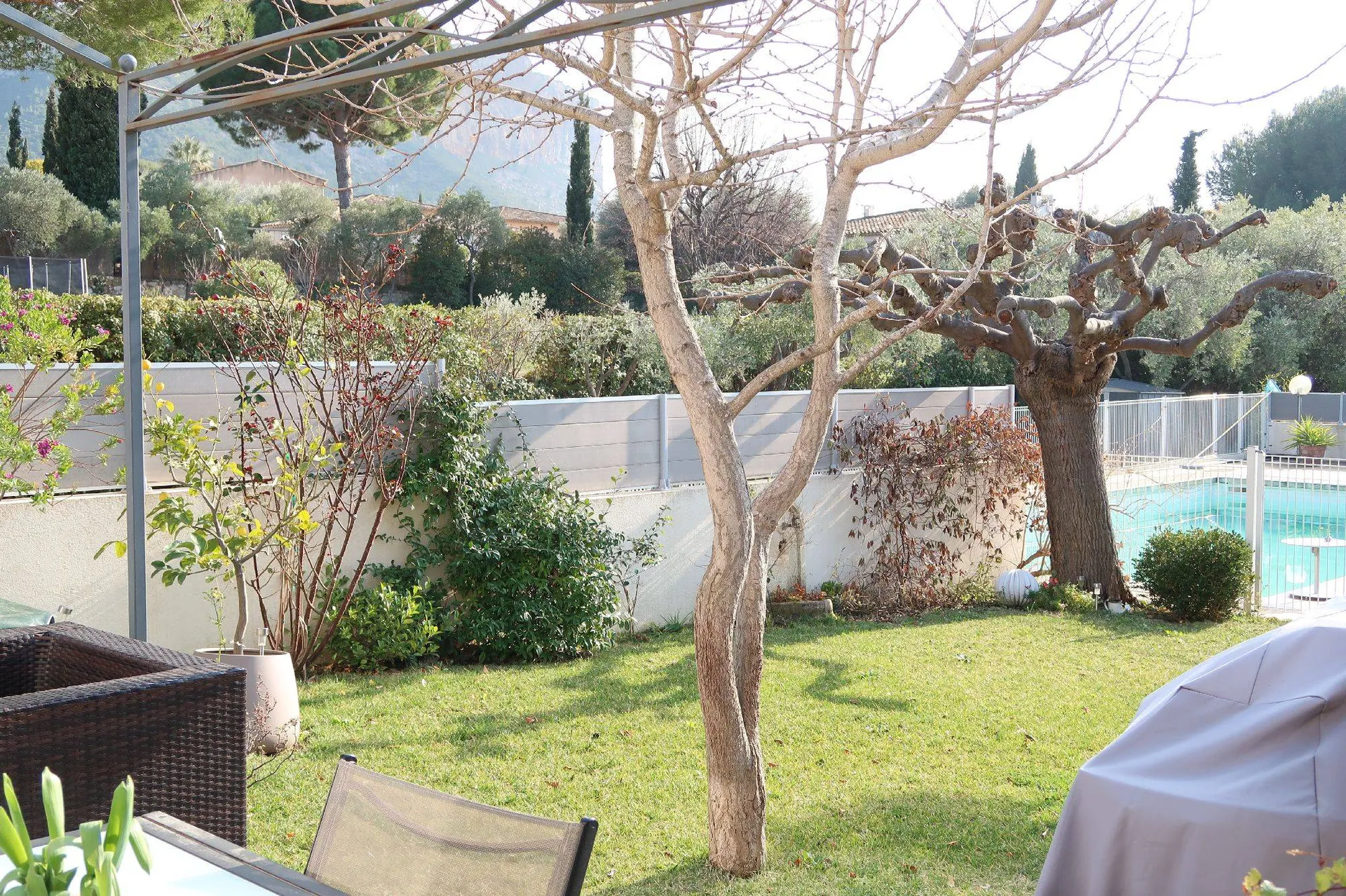 Cassis appart avec jardin et parkings