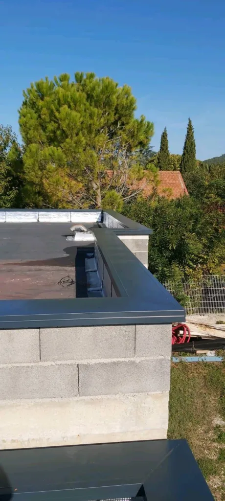 Couvertine aluminium sans raccord ni soudure. épaisseur 10/10 ème couleur au choix dans notre nuancier. Couvertine aluminium sans raccord ni soudure. épaisseur 10/10 ème couleur au choix dans notre nuancier.