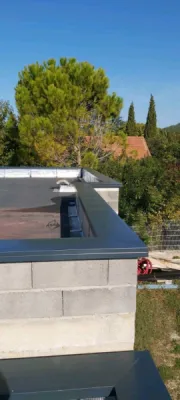 Couvertine aluminium sans raccord ni soudure. épaisseur 10/10 ème couleur au choix dans notre nuancier.