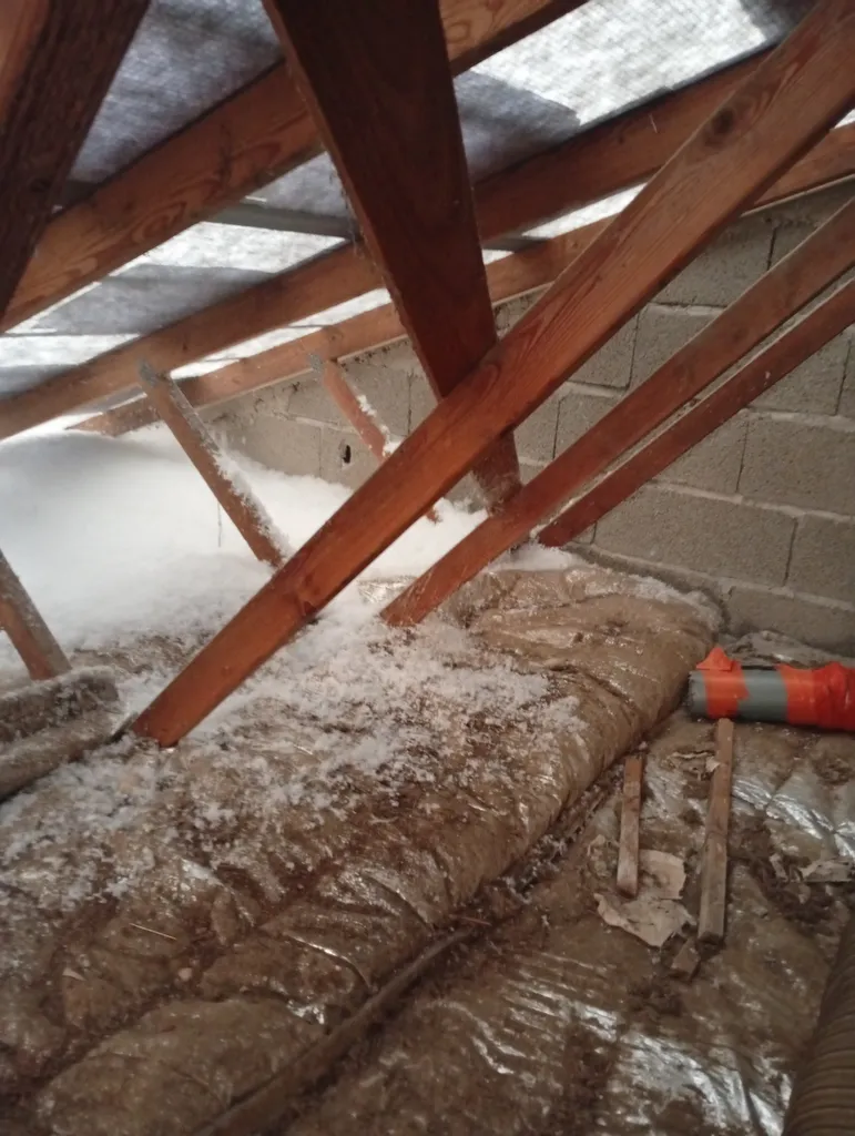 Isolation des combles par laine de verre soufflée chantier Aix-en-Provence