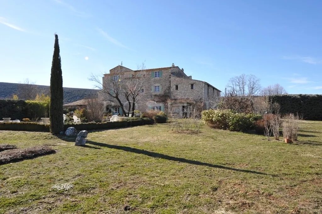 Mas du 18ème Siècle restauré au coeur des Monts du Vaucluse   