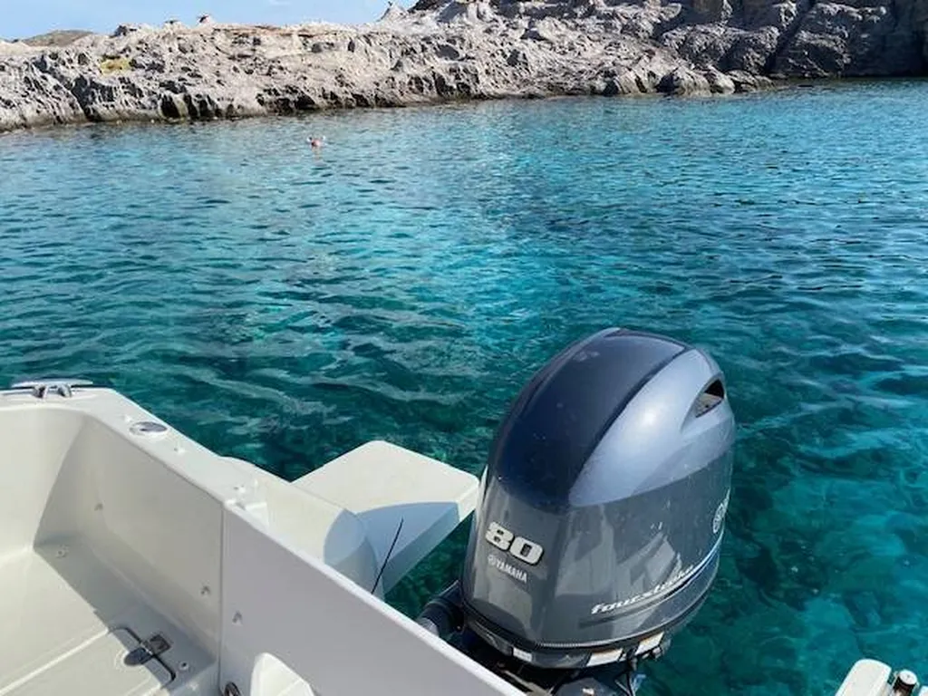 Livraison d'un Pacific Craft motorisé d'un moteur YAMAHA en Gréce 