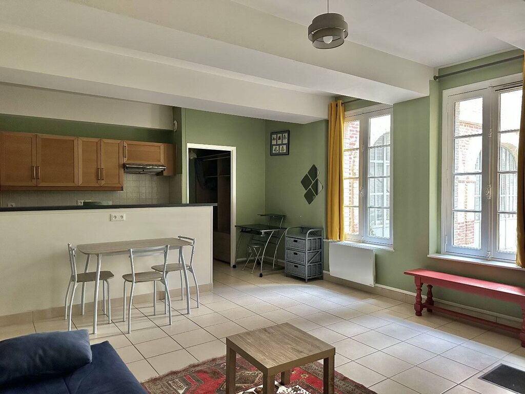 Immeuble en brique - Studio de 36m² au rez-de-chaussée sur cours – Vendu meublé.
