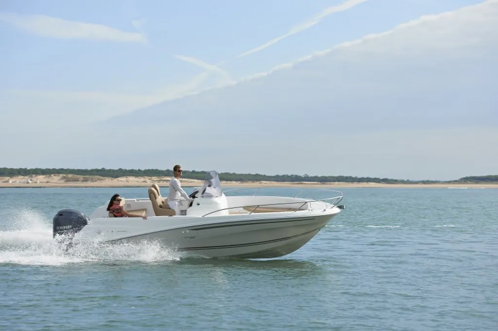 Location Jeanneau Cap Camarat 6.5 CC S3 2025 console centrale 6,86 m sportive à La Londe les Maures